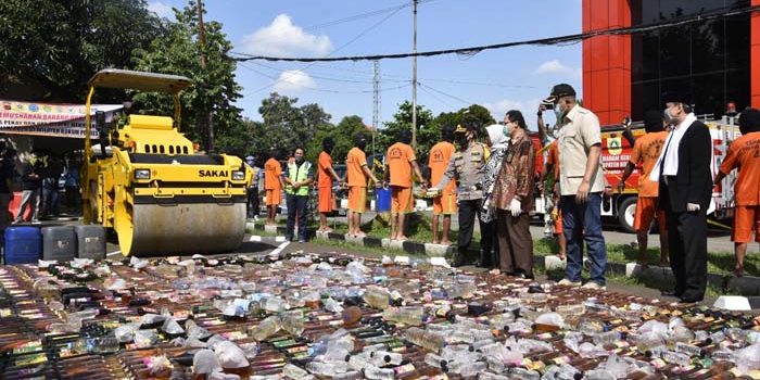 Polres Bogor Musnahkan Ribuan Botol Miras