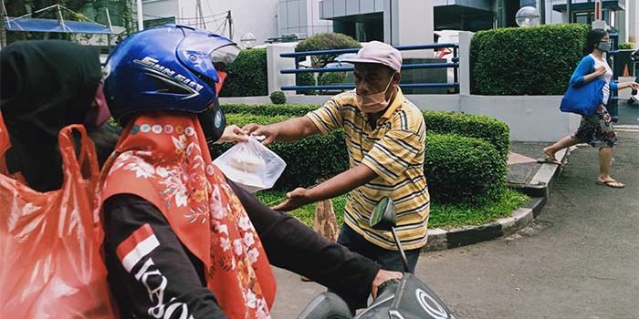 Sedekah Jum’at, Paguyuban Batacigor Bagikan Nasi Boks