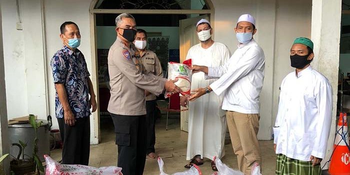 Polda Metro Jaya Berikan Bantuan Beras Kepada Majelis Taklim Kwitang
