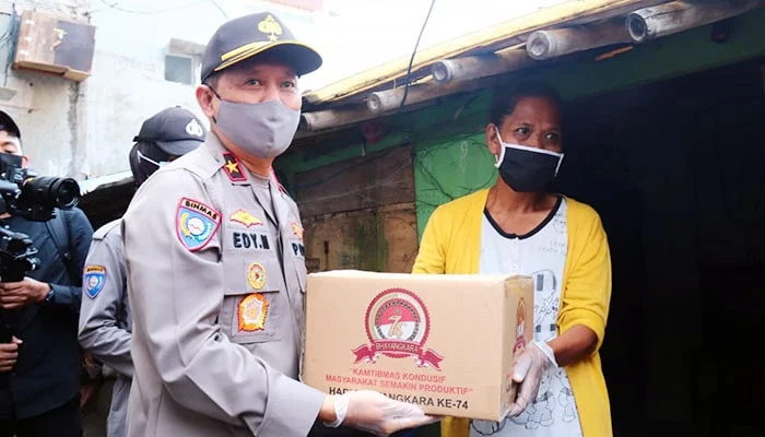 Polri Terus Salurkan Bansos Pada Masyarakat Terdampak Covid-19 Polri Terus Salurkan Bansos