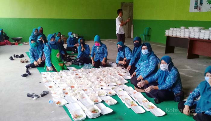 TP PKK Cigudeg Siapkan Nasi Bungkus