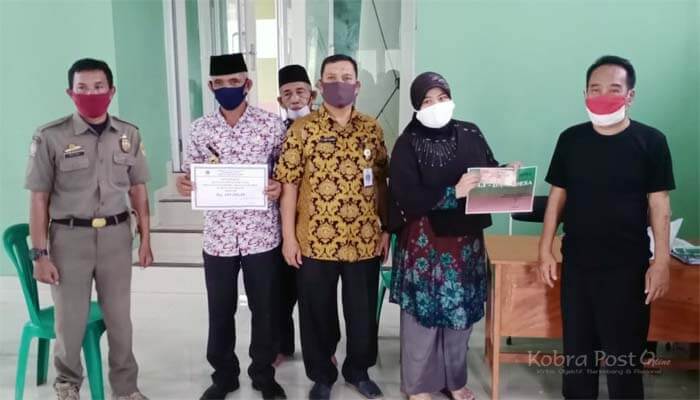 Bagikan BLT 600 Ribu, Kinerja Kades Batujajar Dipuji Warganya Batujajar
