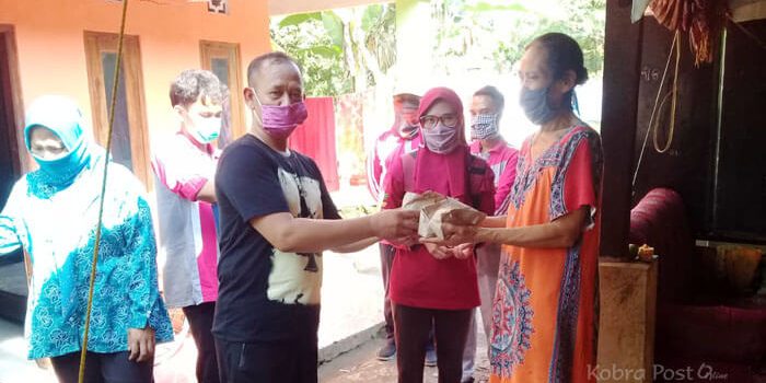 Desa Kalong 2 Leuwisadeng Bagikan Nasi Bungkus