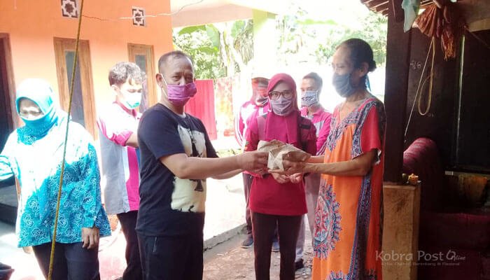 Desa Kalong 2 Bagikan Nasi Bungkus