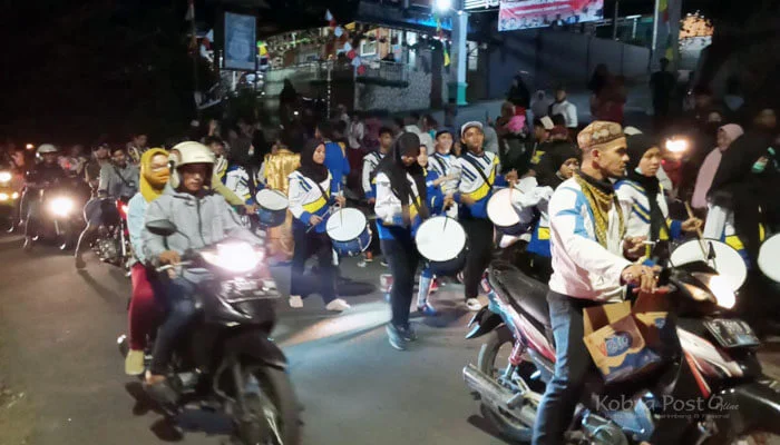 drumband iringi pawai obor di cikalong