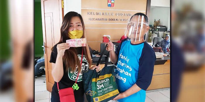 Meski Berkurang, Warga Gudang Sumringah Terima Bansos Gubernur