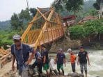 Belum Genap Satu Bulan, Jembatan Cigowong Kembali Ambruk