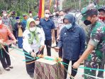 Dengan Sebilah Bedog, Bupati Bogor Resmikan Jembatan