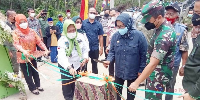 Dengan Sebilah Bedog, Bupati Bogor Resmikan Jembatan