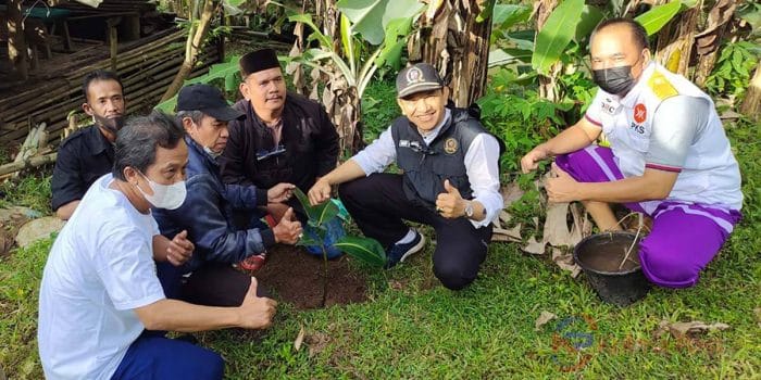 Warga Cemplang Baru Ajak Anggota Dewan Tanam Karet Kebo di TPU