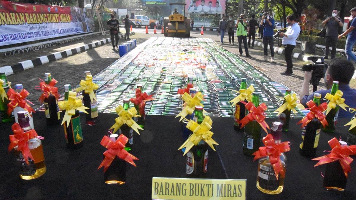 Sat Narkoba Polres Bogor Musnahkan 21.491 Botol Miras
