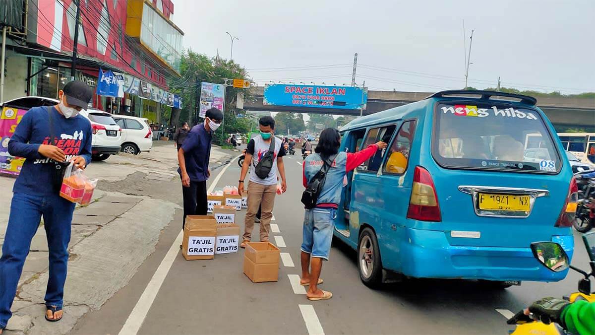 Arema Bagi-bagi Takjil di Kota Bogor