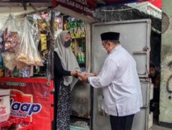 Atang Bagikan Ribuan Takjil