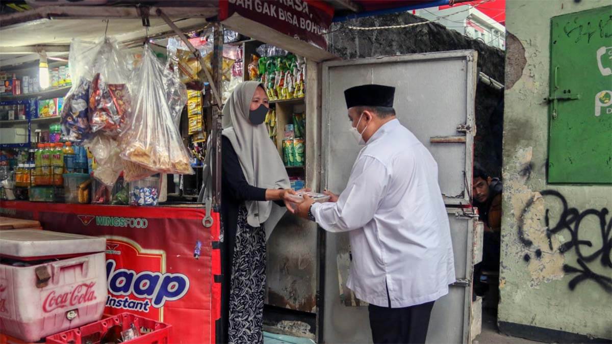 Atang Bagikan Ribuan Takjil
