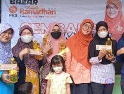 Emak-emak Babakan Serbu Minyak Goreng Murah