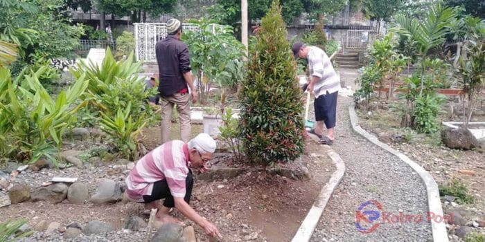 Warga Bagunde Guyub Bersihkan Masjid dan Pemakaman Tertua