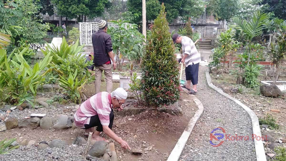 Warga Bagunde Guyub Bersihkan Masjid dan Pemakaman Tertua Warga Bagunde Guyub Bersihkan Masjid dan Pemakaman Tertua