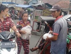 KPMP Bagikan Takjil Gratis Untuk Penarik Becak dan Polisi