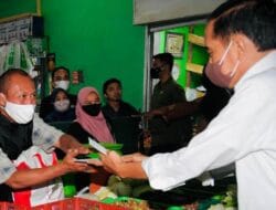 Ngabuburit, Jokowi Bagikan Bansos di Sejumlah Pasar di Bogor