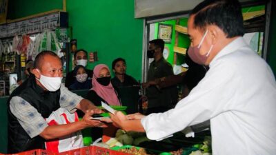 Jokowi Bagikan Bansos di Sejumlah Pasar di Bogor