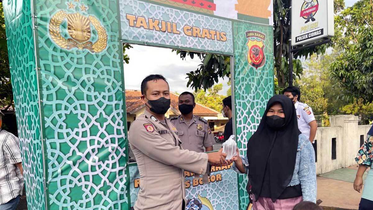 Polres Bogor Bagikan Takjil Gratis