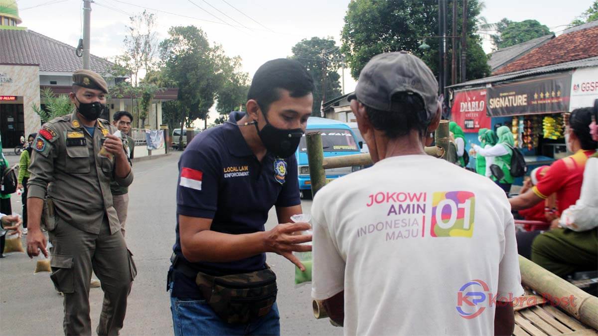 Berbagi takjil gratis