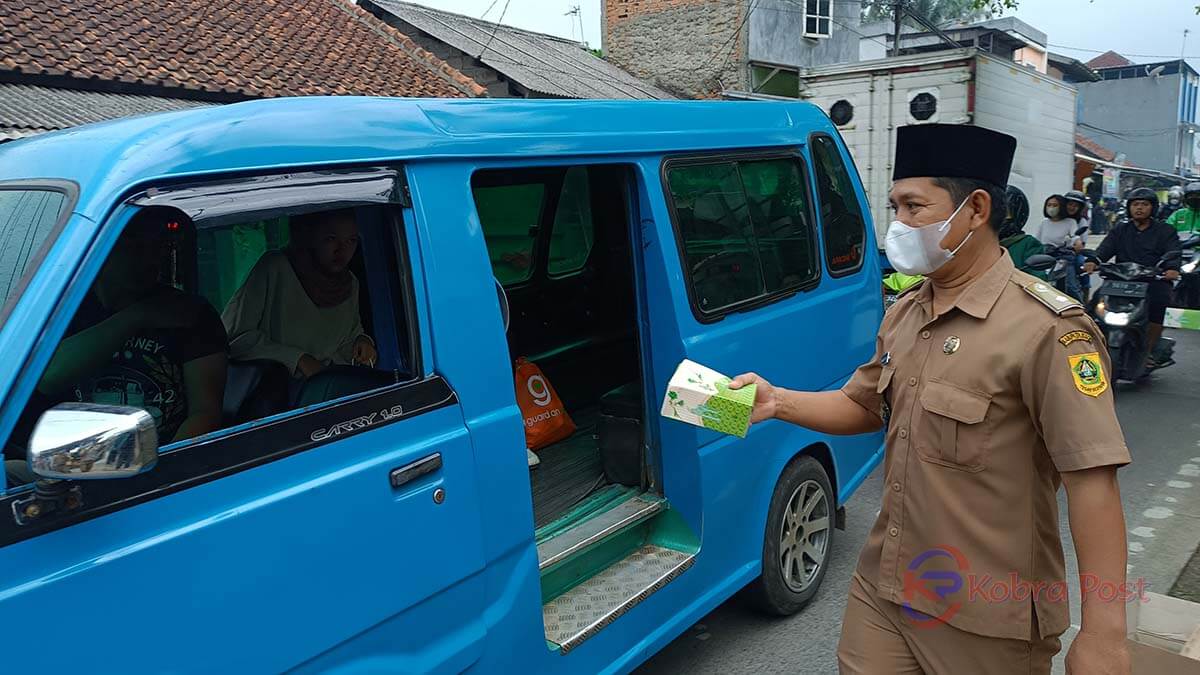 Desa Bantarjaya Rancabungur Bagikan 200 Takjil Gratis