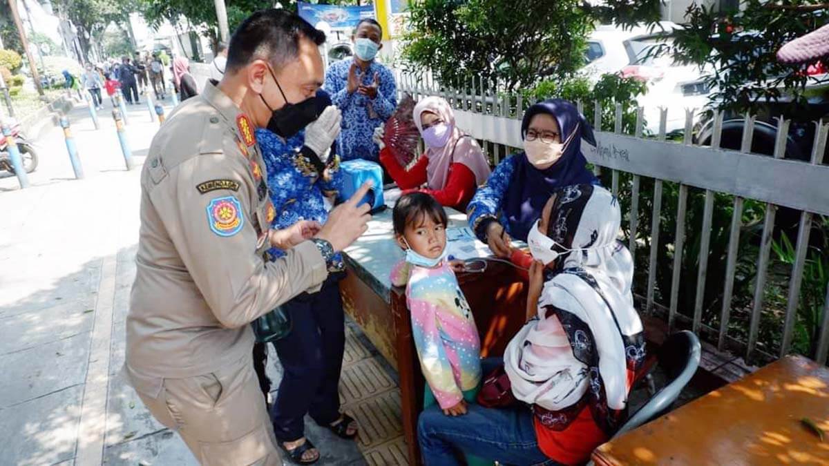 Suntik Vaksin Booster Dapat Hadiah Emas