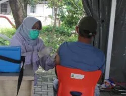 Kejar Target Vaksinasi, Kelurahan Mekarwangi Bogor Gelar Bazar Murah