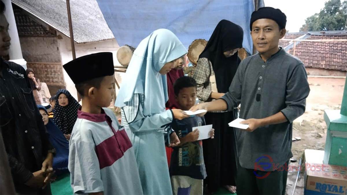 Warga Kampung Nanggewer Nanggung Santuni Yatim dan Janda