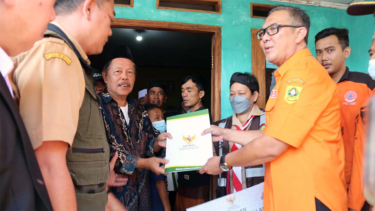 Pemkab Bogor Serahkan Bantuan Untuk Korban Longsor Cijeruk
