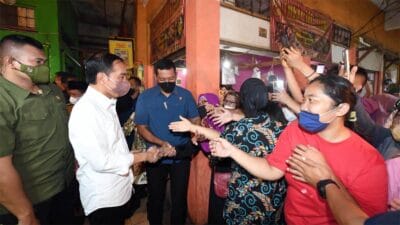 Meriah, Warga Sambut Jokowi ke Pasar di Bogor
