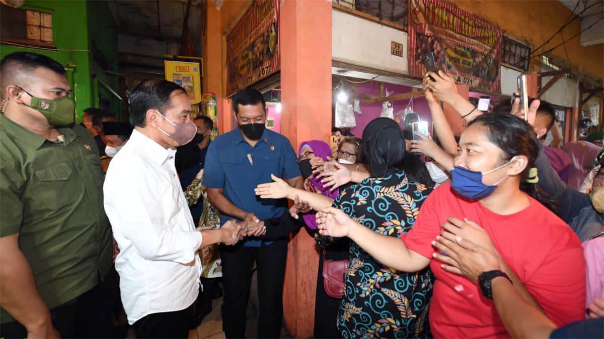 Meriah, Warga Sambut Jokowi ke Pasar di Bogor Warga Sambut Jokowi ke Pasar di Bogor