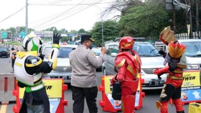 Antisipasi Kejenuhan, Polres Bogor Turunkan Badut di Puncak
