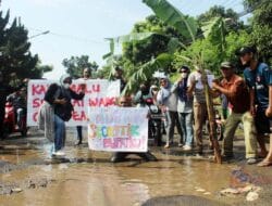 AMM Lakukan Aksi Mancing di Kubangan Jalan Rusak