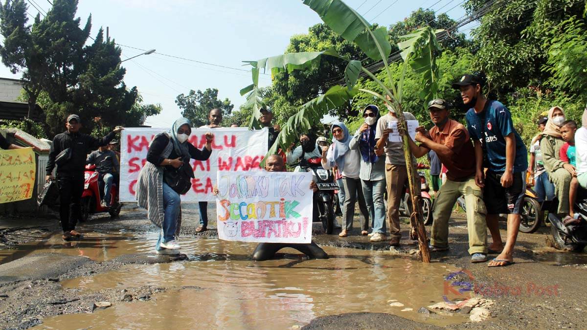 Aksi Mancing di Kubangan Jalan Rusak