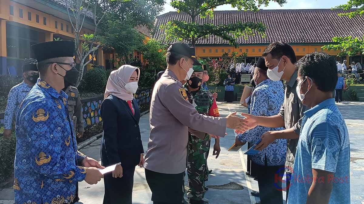Penyerahan bantuan perbaikan rumah