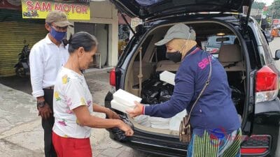 berbagi nasi bungkus