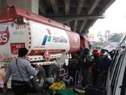 Truk Pertamina Tabrak Puluhan Pengendara di Cibubur