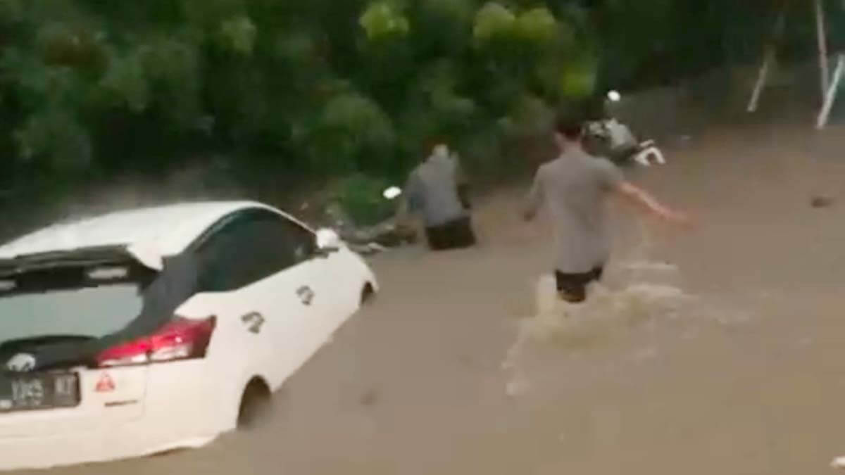 Hujan Deras, Bogor Dikepung Banjir dan Longsor