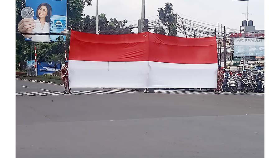 Bendera Dibentangkan ditengah Jalan Tepat Saat Detik-Detik Proklamasi bendera