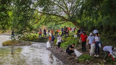 Cara IHGMA Peringati HUT RI Bersihkan Sampah Plastik di Sungai Ciliwung