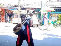 Musisi Jalanan Tiru Raja Dangdut Rhoma Irama