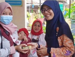 Asyik, di Imunisasi Dapat Susu dan Biskuit dari Anggota Dewan