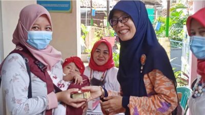 Asyik, di Imunisasi Dapat Susu dan Biskuit dari Anggota Dewan