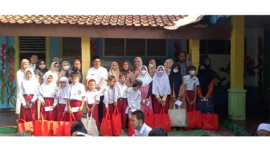 SDN Semeru 6 Terapkan Penguatan Karakter dengan Salat Duha dan Santunan sdn