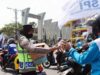 Aksi Humanis, Polisi Bagikan Makanan Gratis Untuk Para Buruh