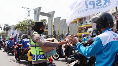 Aksi Humanis, Polisi Bagikan Makanan Gratis Untuk Para Buruh