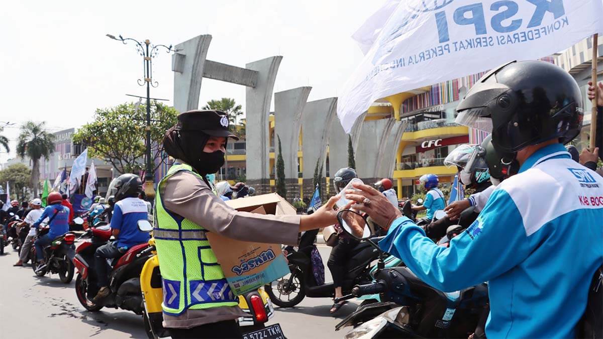 Aksi Humanis, Polisi Bagikan Makanan Gratis Untuk Para Buruh Aksi Humanis, Polisi Bagikan Makanan Gratis Untuk Para Buruh