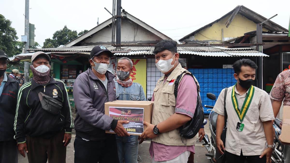 bantuan paket sembako bagi masyarakat yang terdampak kenaikan harga BBM